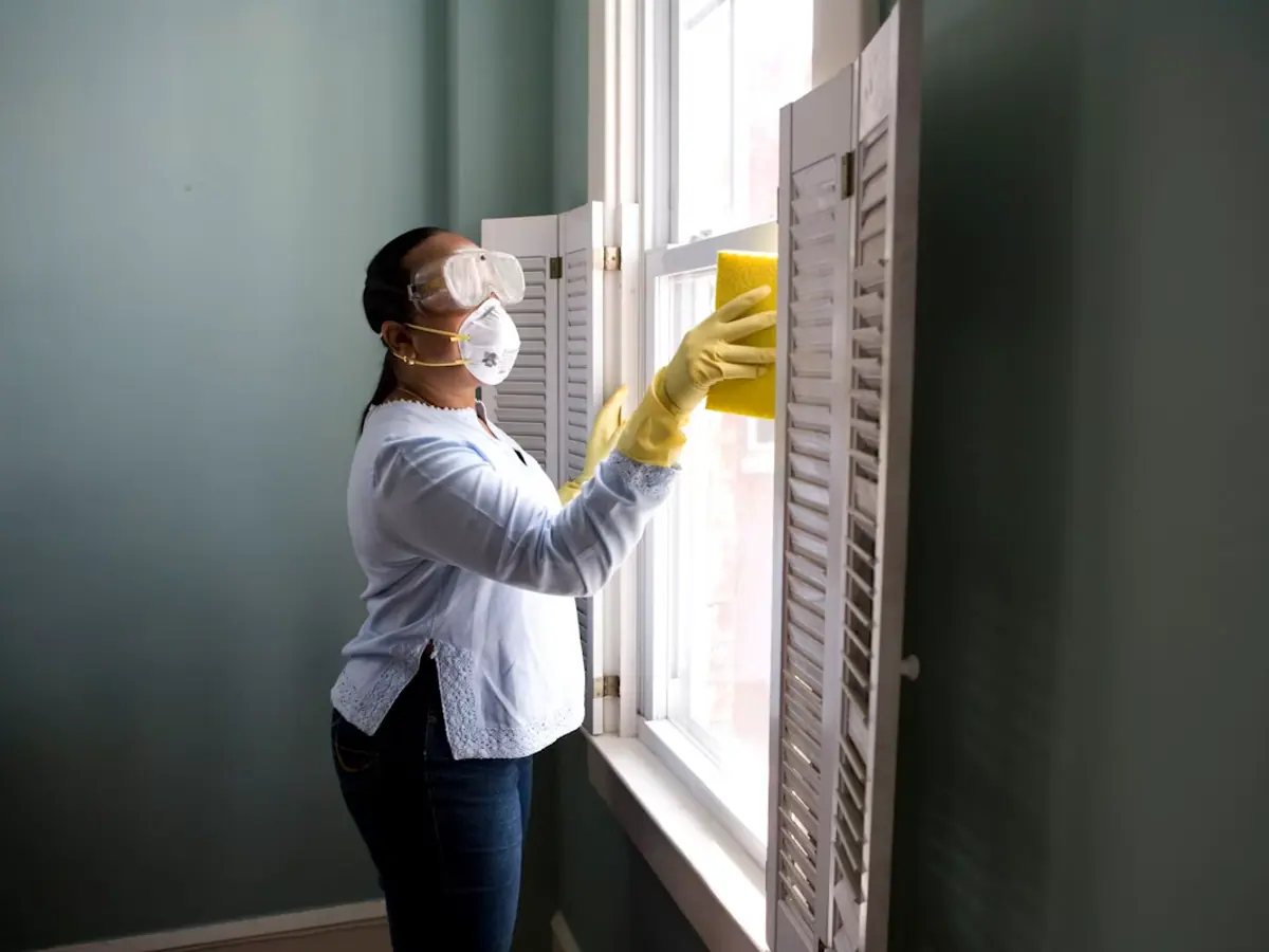Profissional realizando manutenção em uma residência