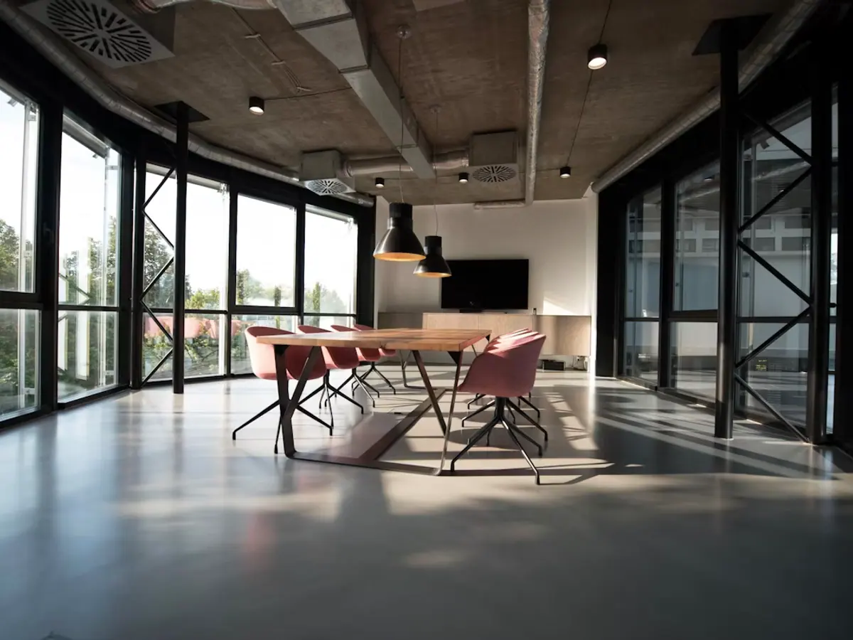 Ambiente de trabalho organizado para colaboração